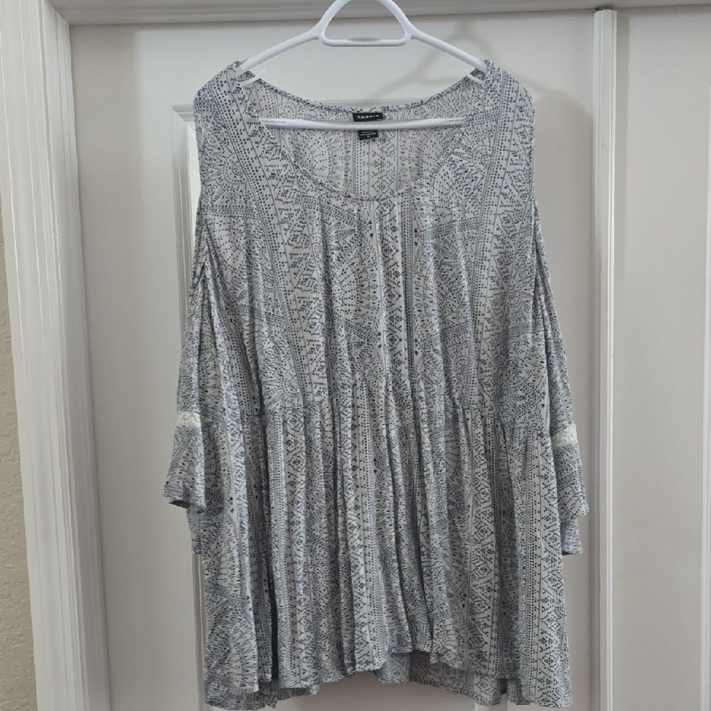 Like New Torrid: Gray Patterned Women's Top With Cutout Sleeves
